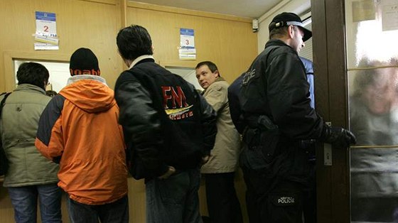 Litvínovská radnice osloví britské kolegy, aby dávkam zatrhla pobírání státní pomoci v obou zemích. Ilustraní foto
