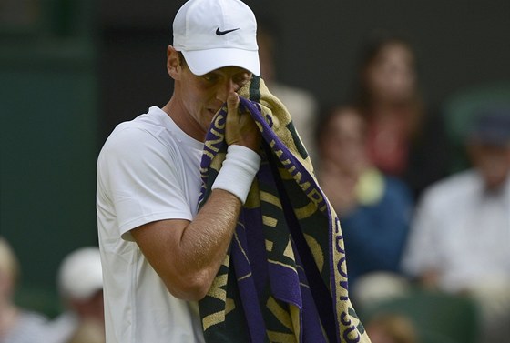 ZKLAMÁNÍ. Tomá Berdych vypadl ve Wimbledonu u v prvním kole.