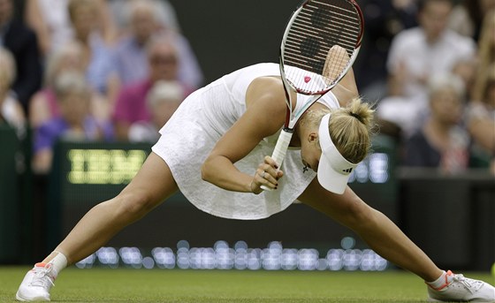 NEJDE TO!  Caroline Wozniacká se ve Wimbledonu rozlouila v prvním kole.