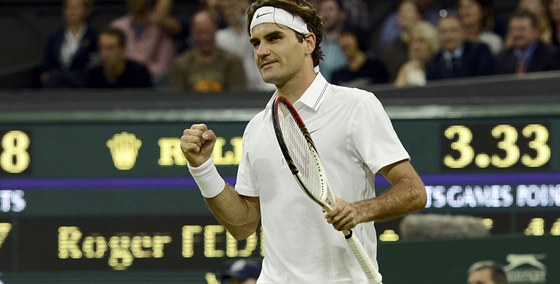 TAK ZASE O KROK DÁL. Roger Federer slaví vítzství nad Julienem Bennetauem ve...