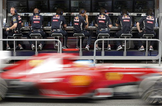Fernando Alonso s vozem Ferrari v pátením tréninku Velké ceny Evropy formule 1
