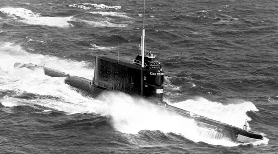 Sovětská ponorka třídy Golf II na moři