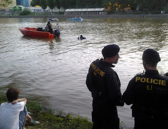 Mezi Steleckým ostrovem a Kampou utonul v sobotu veer mu.