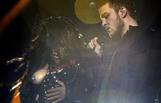 Janet Jacksonová v duetu s Justinem Timberlakem v roce 2004 na Super Bowlu odhalila adro. Podobné výjevy u budou moci americké televize vysílat bez sankcí.
