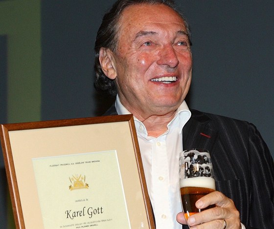 Karel Gott dostal plaketu estného znalce piva.