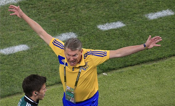 ROZZLOBENÝ KOU. Ukrajinský trenér Oleg Blochin rozhazuje rukama, nelíbí se mu