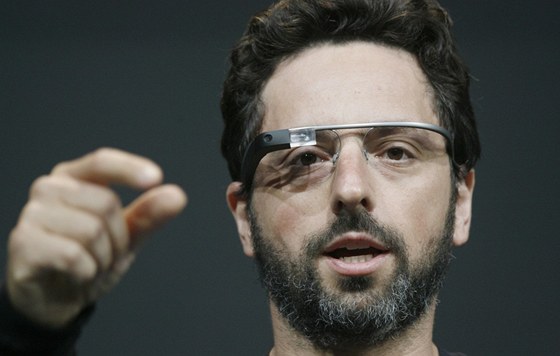 Sergey Brin, spoluzakladatel Google, pedvádí Google Glass na I/O konferenci