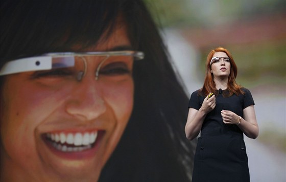 Isabelle Olsson, hlavní designérka projektu Google Glass, předvádí brýle pro rozšířenou realitu na konferenci v San Francisku.