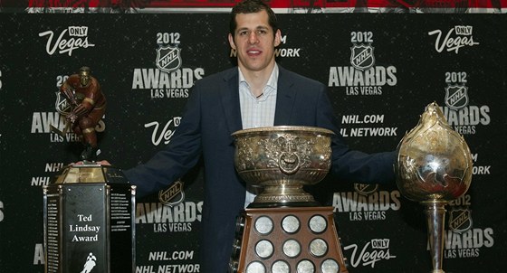 Jevgenij Malkin a jeho ti trofeje (zleva):  Ted Lindsay Award, Art Ross Trophy