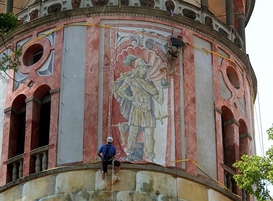 Podobné obrazy byly kdysi na nikách zámecké ve v eském Krumlov namalovány.