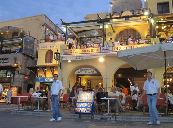 Restaurace na Hippokratov námstí v centru starého msta Rhodos zaznamenaly