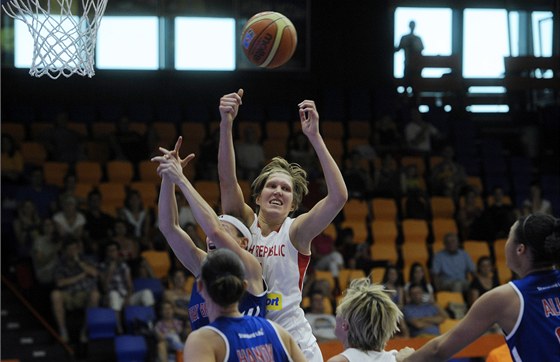 eská basketbalistka Jana Veselá ní nad soupekami z Velké Británie.