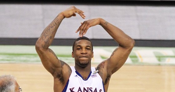 Thomas Robinson se raduje z postupu Kansasu do finále NCAA.