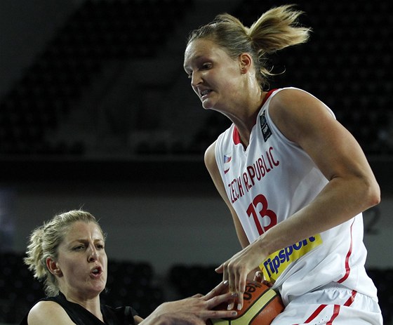 eská basketbalistka Petra Kulichová (vpravo) v souboji o mí s novozélandskou