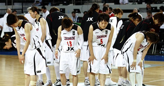 DKUJEME, ODCHÁZÍME. Japonské basketbalistky se po zápase klaní fanoukm.