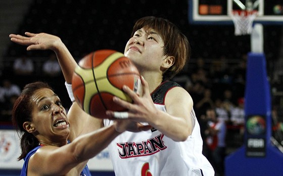 Japonská basketbalistka Juka Mamijová se v zápase Portorikem prodírá kolem