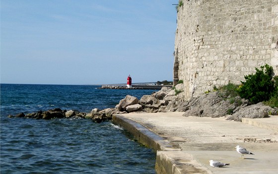eský turista v Chorvatsku narazil lunem do útesu (ilustraní snímek).
