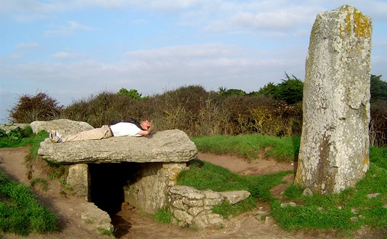 Siesta. Turista se vyhřívá na pradávném dolmenu v Lockmariaqueru.