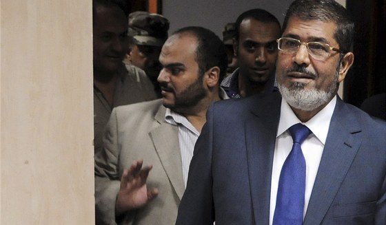 Nov zvolený egyptský prezident Muhammad Mursí vchází do televizního studia