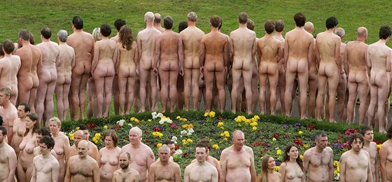 Umlci Spenceru Tunickovi pózovaly v Británii stovky nahá 