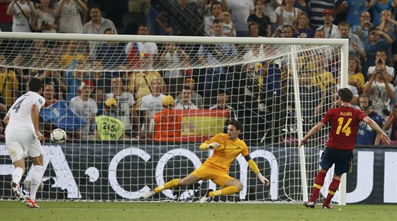 Španělský záložník Xabi Alonso (14) překonává francouzského brankáře Huga Llorise z penalty.