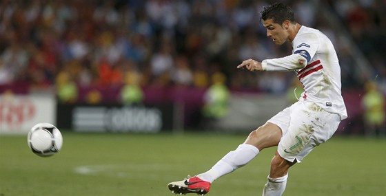 Cristiano Ronaldo v dresu portugalské reprezentace pi zahrávání pímého volného kopu.