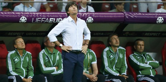 CO MI TO DLÁ, BOE? Nmecký kou Joachim Löw po prvním inkasovaném gólu.