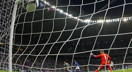 ITÁLIE VEDE 2:0. Mario Balotelli právě napálil míč do šibenice branky Manuela