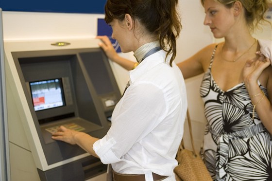 Nejvíce chybných odpovdí mly otázky, které se týkaly platebních a kreditních karet, 17 procent lidí nevdlo, e ATM je bankomat. Ilustraní snímek