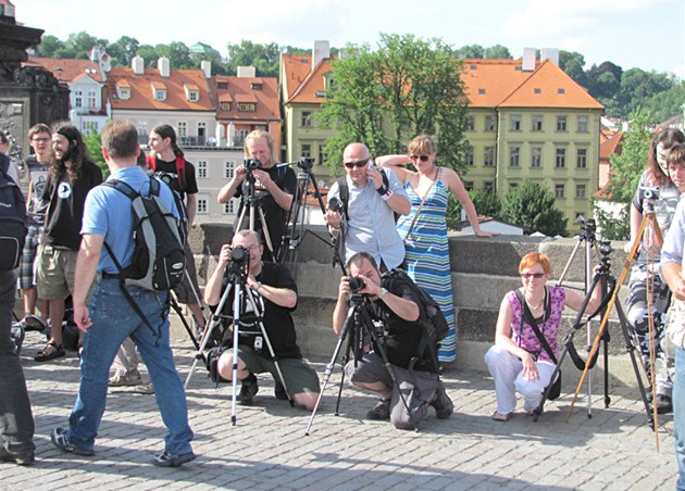 Odpůrci zákazu fotografování se stativem na Karlově mostě. 