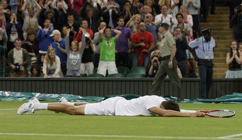 EUFORIE. Luká� Rosol slaví triumf nad Rafaelem Nadalem ve Wimbledonu.