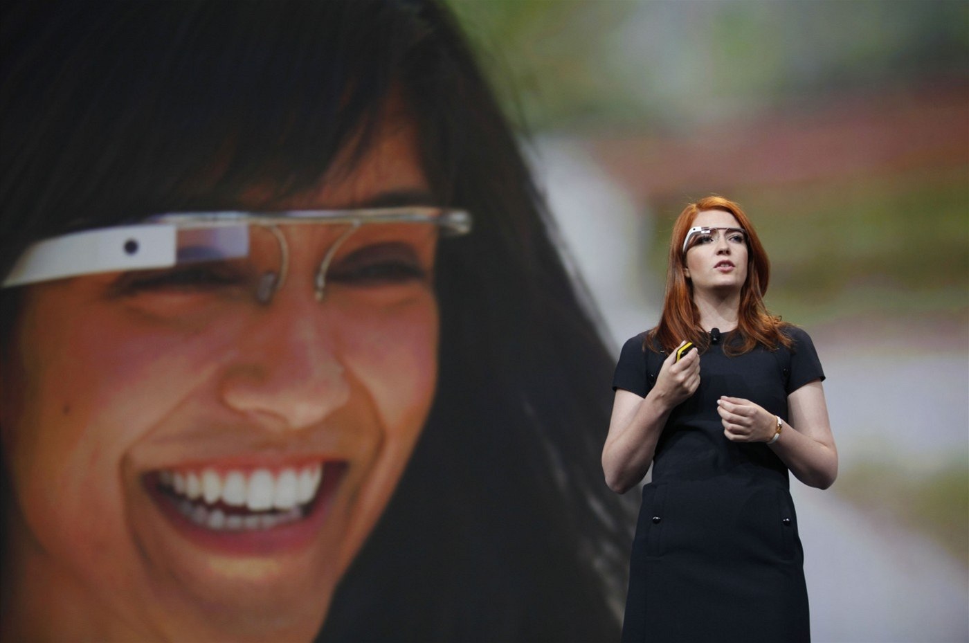 Isabelle Olsson, hlavní designérka projektu Google Glass, p�edvádí brýle pro roz�í�enou realitu na konferenci v San Francisku.