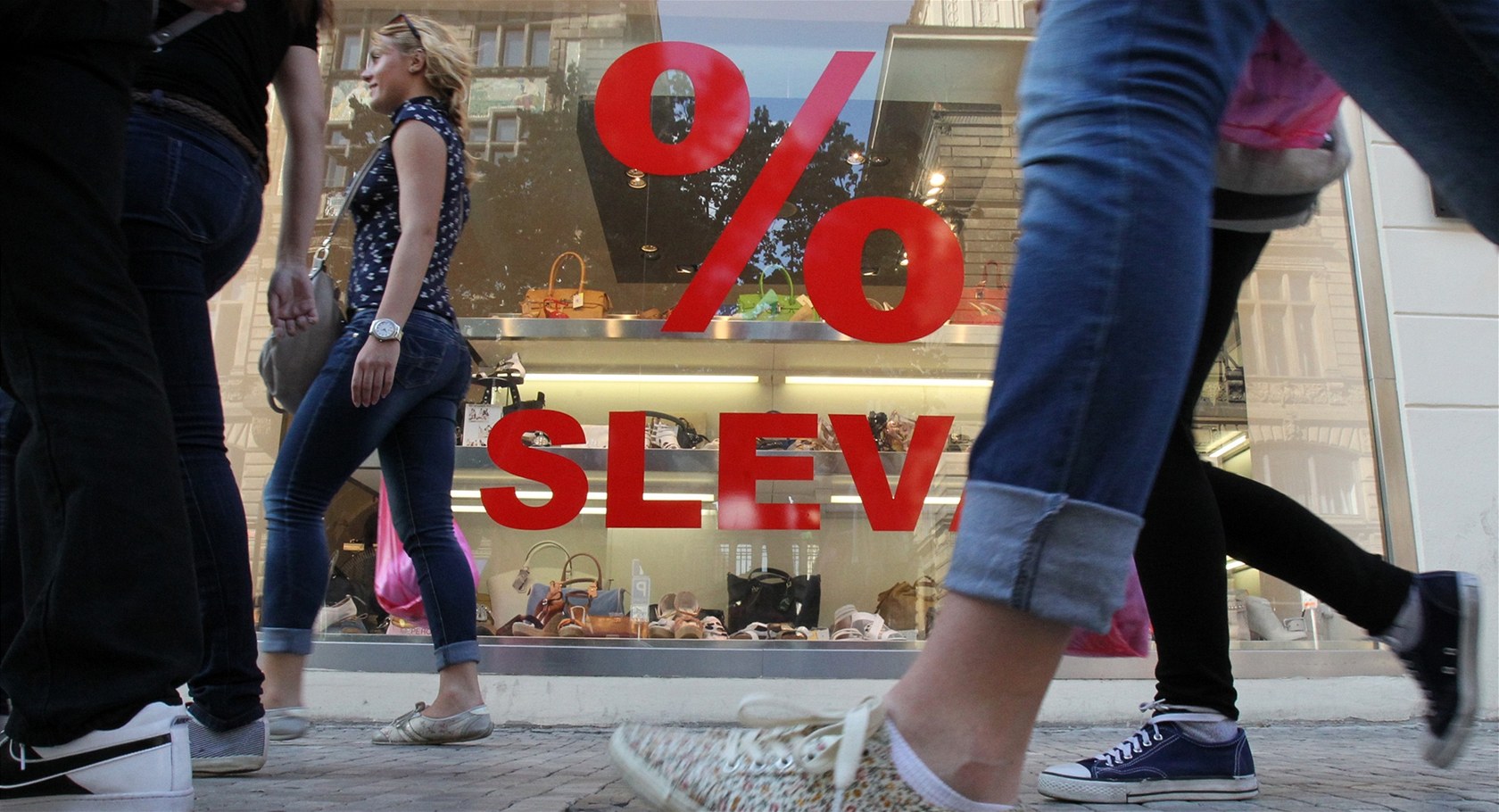 Sezonní slevy vyvolávají v lidech chu� utrácet. Ilustra�ní foto