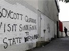 Ne vichni jsou z královniny návtvy nadení. Graffiti v ulicích Belfastu,