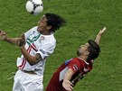 PED BAROEM. Bruno Alves tento mí na eského útoníka Milana Baroe nepustil.