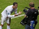 NĚCO PRO PUBLIKUM. Ronaldo baví televizní diváky, slaví přímo před kamerou.