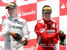 UMIVÉ VÍNO. Michael Schumacher a Fernando Alonso slaví na stupních vítz. 
