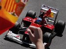 PANLSKO SLAVÍ. Domácí závodník Fernando Alonso vyhrál na okruhu ve Valencii...