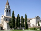 Aquileia. Souástí komplexu baziliky jsou dv krypty a baptisterium.