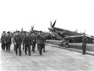 Generál Janouek (druhý zleva v první ad) nejvyí velitel naich letc v RAF...