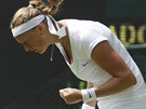 ANO! Petra Kvitová slaví úder v utkání prvního kola Wimbledonu.