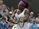 KONCENTRACE NA ÚDER. Serena Williamsová v utkání prvního kola Wimbledonu proti