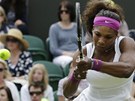 TOHLE UMÍM. Serena Williamsová v utkání prvního kola Wimbledonu proti Barboe
