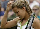 TAK NEVÍM... Barbora Záhlavová-Strýcová v utkání prvního kola Wimbledonu proti