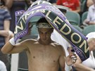 PEVLÉKÁNÍ. Rafael Nadal se pevléká o pauze mezi sety v utkání prvního kola