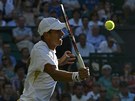 ÚTOK: Luká Rosol v utkání druhého kola Wimbledonu proti Rafaelu Nadalovi.