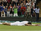 EUFORIE. Luká Rosol slaví triumf nad Rafaelem Nadalem ve Wimbledonu.
