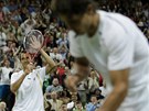 DKUJU! Luká Rosol dkuje londýnskému publiku, poraený Rafael Nadal si balí...