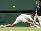 JE SNAD Z GUMY? Novak Djokovi v utkání tetího kola Wimbledonu proti Radku