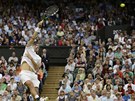 TO ZVLÁDNU. Julien Bennetau v utkání tetího kola Wimbledonu proti Rogeru